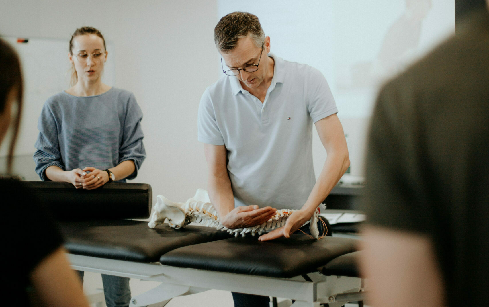 Nauka i praktyka kryjąca się za manipulacjami stawowymi