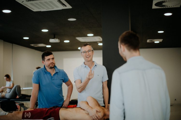 Manipulacje krótkodźwigniowe HVLA z elementami mobilizacji i korekcji stawowej