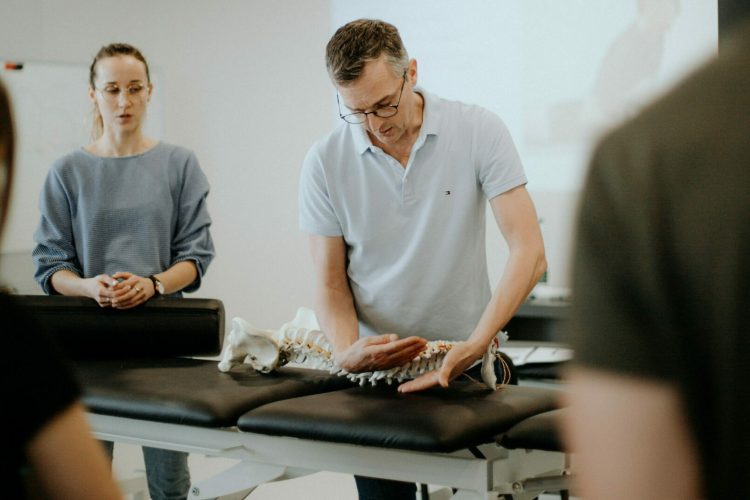 Manipulacje krótkodźwigniowe HVLA z elementami mobilizacji i korekcji stawowej