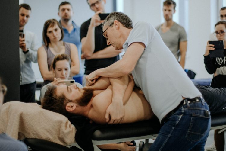Manipulacje krótkodźwigniowe HVLA z elementami mobilizacji i korekcji stawowej