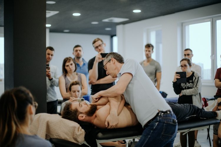 Manipulacje krótkodźwigniowe HVLA z elementami mobilizacji i korekcji stawowej